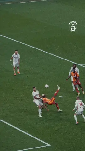 RAMS Park’ta galibiyeti getiren muhteşem gol! 💪 VO45 ✍️ #GSvSAM 