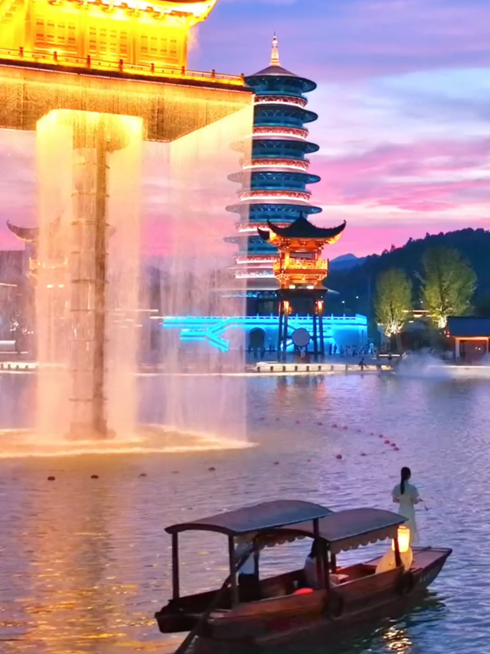 一生痴绝处，遇见婺女洲 婺女洲是一个位于江西省上饶市的综合型文化旅游度假区。它以