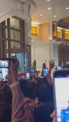 Fan chờ ẻm thế này bảo sao ẻm không lo chào fan tới quên nhìn đường đi đúng trúng cửa #chuongnhuocnam #zhangruonan #xh #viral 