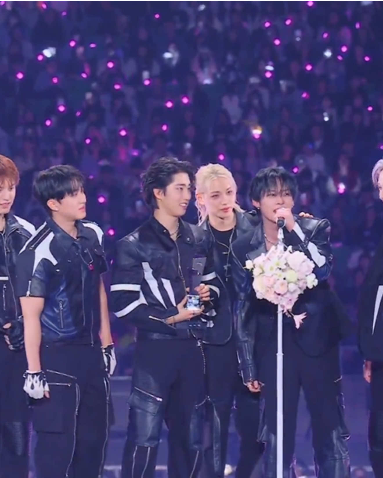 🏆 Stray Kids just won ALBUM OF THE YEAR at AAA 2025 for KARMA 🎉  #HAN #한 #ハン #AAA2025 #StrayKids 