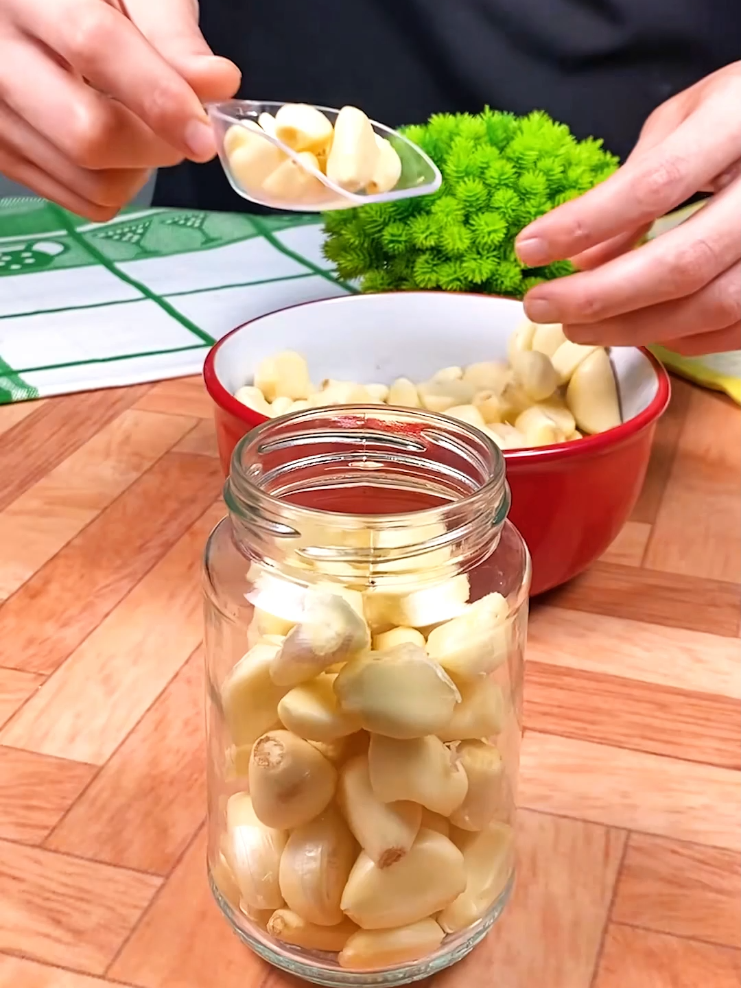 Descoperă secretul restaurantului: Usturoi murat tot anul!