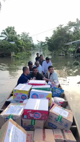 Sudah lebih sepekan sejumlah jalan di Kelurahan Pekan Tanjung Pura, Kabupaten Langkat masih terendam dan sulit dilalui. Tingginya air dan akses yang masih terbatas menyebabkan distribusi bantuan hanya bisa dilakukan menggunakan perahu agar logistik tetap sampai kepada warga. Air yang masuk berasal dari jebolnya tanggul di Sungai Batang Serangan dan Pematang Cengal, yang mengakibatkan beberapa desa di Tanjung Pura terendam. Perbaikan tanggul akan segera dilakukan agar kondisi dapat kembali pulih secepat mungkin. #KolaborasiSumutBerkah #SalamKolaborasi 