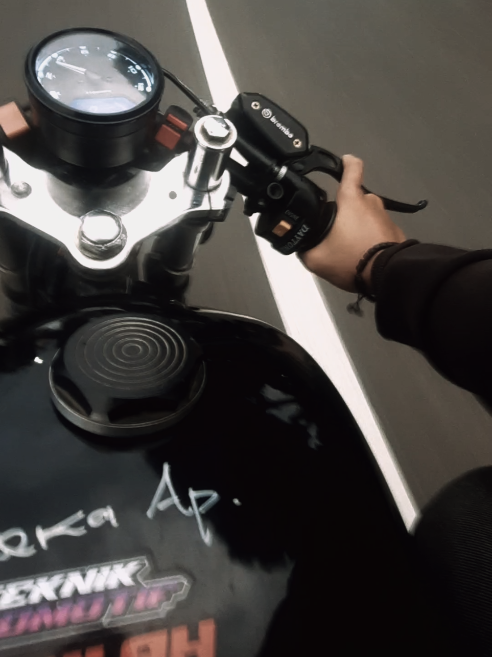 berbohong adalah seni menutupi luka. #caferacer #custom #fyppppppppppppppppppppppp #dilan #katakata 