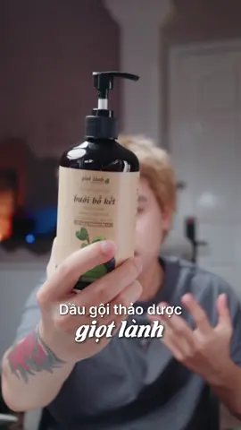 Cuối cùng sau khi check hàng thì dầu gội Giọt Lành đúng như tên gọi nha ae. Ae miền bắc nên xài dòng giảm gàu, miền nam sạch hơn xài dòng nào cũng okela #dzaidieu #giotlanh #daugoigiotlanh #giotlanhdaugoi #reviewgiotlanh 