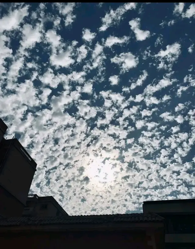 آلسـحآب وآلقمـر