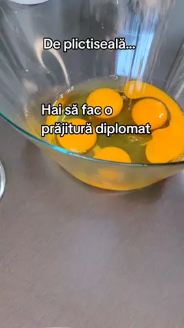 Blat simplu ,dar super bun Rețeta:5 ouă si 200 gr zahar,se bat bine minim 5 minute,până isi dubleaza volumul.Adaug 200 gr faina ,amestec cu o spatulă,la urma încorporez 40 ml ulei ,si esente de vanilie.FĂRĂ PRAF DE COPT  20 minute la cuptorul preîncălzit ,la 180 grade.#viral #blat #prajitura #dulce #viral 