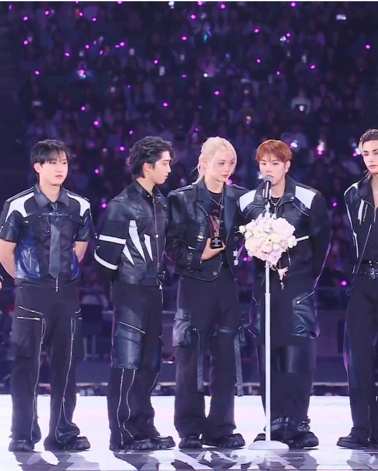 🏆 Stray Kids just won ARTIST OF THE YEAR at AAA 2025 🎉  #HAN #한 #ハン #AAA2025 #StrayKids 