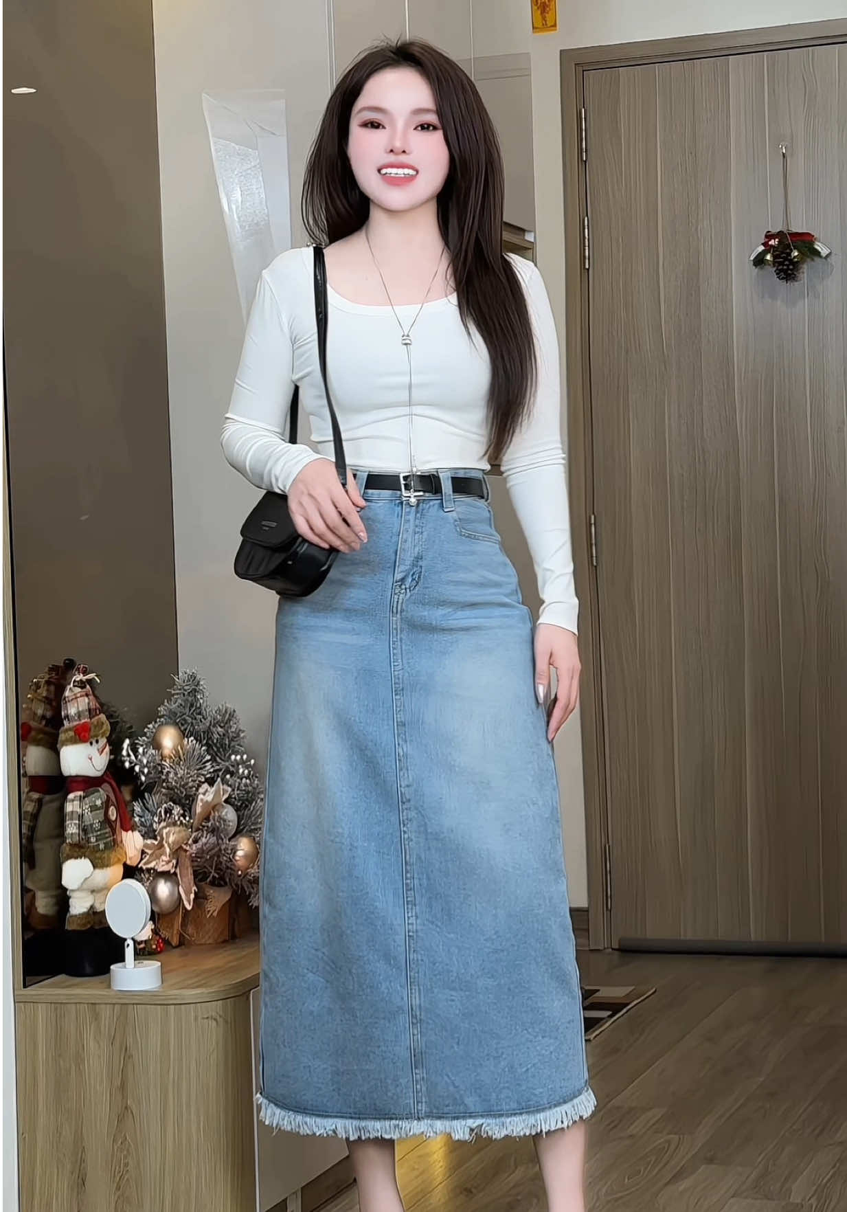 Chân váy jean gấu tua rua mặc thích lắm nha chất liệu cao cấp kiểu dáng thời thượng lên form đẹp tôn dáng mặc mê luôn chị ơi  ##gucuahue##chanvay##chanvayjean##chanvaycongso##chanvaydai  