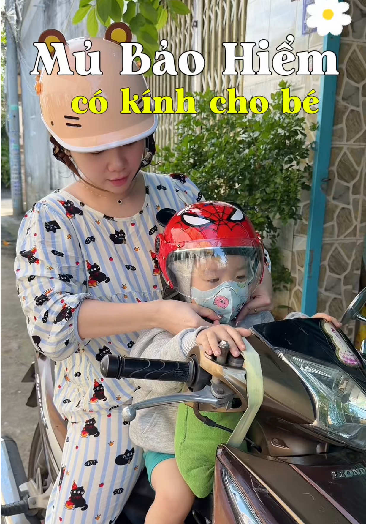 Mủ bảo hiểm có kính che nữa mặt chắn bụi chắn gió mưa tạt cho con nè mấy bà.☺️ #mubaohiemcokinh #mubaohiemchobe #mubaohiemthoitrang #mubaohiemchinhhang #kenhmebapbo 