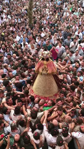 La virgen del Rocío de Pastora junto a sus hijos ❤️ #virgendelrocio #almonte #huelva #virgendelrocio #paraiso 
