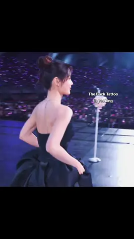 And the back muscles 🫦#AAA2025 #KimYooJung #DearX #kimyoujung 