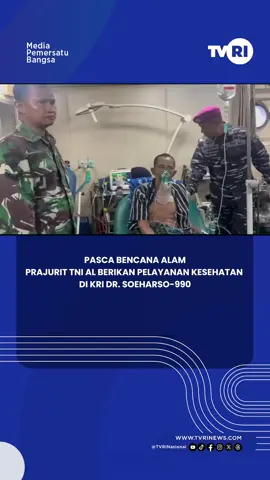 Pasca terjadinya bencana alam yang melanda wilayah Sumatera, prajurit TNI AL melaksanakan pelayanan kesehatan terpadu bagi para korban di atas KRI dr.Soeharso-990. Kapal rumah sakit milik TNI AL tersebut difungsikan sebagai pusat evakuasi medis sekaligus fasilitas perawatan darurat bagi warga yang terdampak. Kegiatan ini dilaksanakan di atas KRI dr. Soeharso-990 dengan tenaga medis dari Kompi Kesehatan Yonkes 1 Marinir, yang berada di perairan Aceh Tamiang, Jumat (05/12). KRI dr.Soeharso-990 tiba di perairan sekitar wilayah bencana pada pagi hari dan segera membuka layanan medis, mulai dari pemeriksaan kesehatan umum, penanganan luka, tindakan gawat darurat, hingga layanan psikososial bagi korban yang mengalami trauma. Pelayanan dilakukan secara berjenjang sesuai prioritas medis. Sejumlah warga mengaku terbantu dengan keberadaan layanan kesehatan terapung ini, terutama mereka yang berada di lokasi terisolasi akibat kerusakan infrastruktur. Hingga saat ini, operasi kemanusiaan masih berlangsung dan KRI dr.Soeharso-990 terus menjadi titik utama pelayanan kesehatan darurat bagi Masyarakat terdampak bencana di wilayah tersebut. Kepala Dinas Penerangan TNI Angkatan Laut (Kadispenal) Laksamana Pertama TNI Tunggul di Halim Jakarta, menyampaikan bahwa, saat ini ada dua jenis KRI Bantuan Rumah Sakit yaitu KRI dr. Soeharso-990 yang diposisikan di Pantai Timur Sumatra dan KRI dr. Radjiman Wedyodiningrat - 992, di posisikan di Pantai Barat. Lebih lanjut dikatakan Kadispenal bahwa, pengerahan Kapal Rumah Sakit ini atas perintah langsung dari Kepala Staf Angkatan Laut (Kasal) Laksamana TNI Dr. Muhammad Ali, kedua KRI tersebut memiliki fasilitas Rumah Sakit yang cukup memadai, oleh karena itu disiagakan untuk merawat pasien-pasien yang sifatnya kritis dan memerlukan penanganan medis.  “KRI dr. Soeharso-990 yang merupakan Kapal Bantu Rumah Sakit turut melaksanakan bakti Kesehatan bagi Masyarakat terdampak bencana alam, termasuk juga bagi Prajurit TNI yang mengalami kendala Kesehatan”, tandas Kadispenal Laksamana Pertama TNI Tunggul.  #JalesvevaJayamahe  #PelayananKesehatanTerpadu  #KRIdr.Soeharso-990  #AcehTamiang  #Kadispenal   