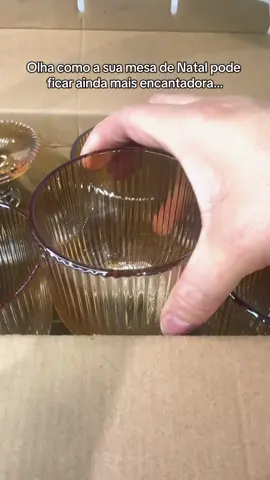 Brilho, elegância e aquele toque aconchegante que só o Natal tem! #NatalComEstilo #MesaPosta #TaçasDecor #ClimaNatalino #BrindeEspecial 