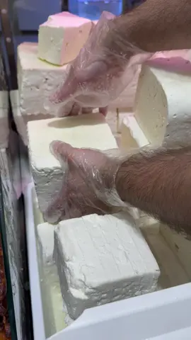 Telemeaua noastră veche de oaie 🐑🧀🌿 Și bineînțeles că la noi găsiți și telemea de vacă, capră, mixtă și multe multe altele… 😋 Vă așteptăm cu drag! ❤️ #bucuresti #lasibianul #telemea #branza #produsetraditionale 