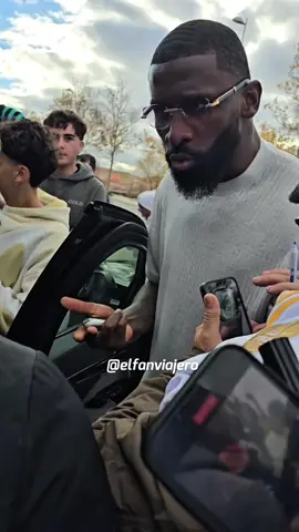 Antonio Rüdiger se molesta con un chico por ponerse frente al vehículo para que parara a firmarle 😭😩  #realmadrid #valdebebas