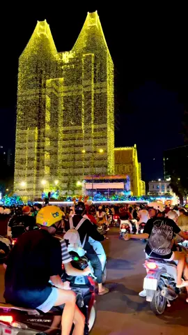 Nhà Thờ Đức Bà Sài Gòn đêm cuối tuần đông vui quá🥰🥰#xuhuong2025 