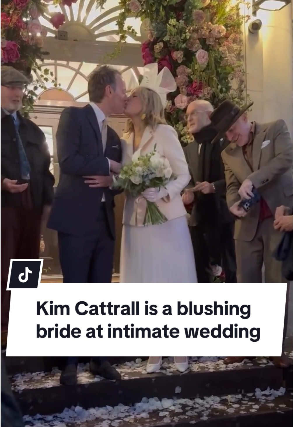 Philip Treacy was among the 12 guests at Kim Cattrall and Russell Thomas’ intimate London wedding this week, and aren’t they just lovely! Congrats to the happy couple! 💍✨