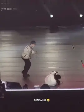 Poor mingooo 🥹🥹 he got hit his teeth with mic twice today 🥹 #mingyu #kimmingyu #seventeen17_official #fyp #foryoupage 