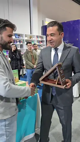 واليێ زاخۆ بەڕێز گۆهدار شێخۆ، ڕێزی ل وان پەرتووکخانان دگريت يێن بەشدارى پێشانگەها نێڤدەولەتی يا پەرتووکان يا زاخۆ كرين #زاخو_دهوك_هولير_سليماني_ئاكري_سيمي 
