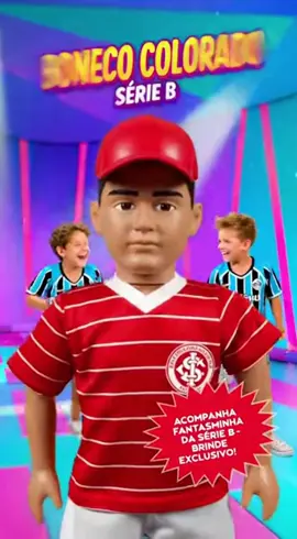 O Boneco Colorado Série B™ chegou! 😭😂 Ele canta “o Inter vai jogar a Série B ooooo” e ainda vem com o Fantasminha da Série B de brinde 😂 As crianças gremistas atrás tão amando kkkkk #inter #serieb #grenal 
