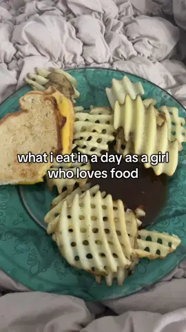 guys go and get the grinch fries rn they are so good #wieiad #mukbang #Foodie #xyzbca #fyp 