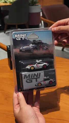 MiniGT Porsche 911 Dakar 