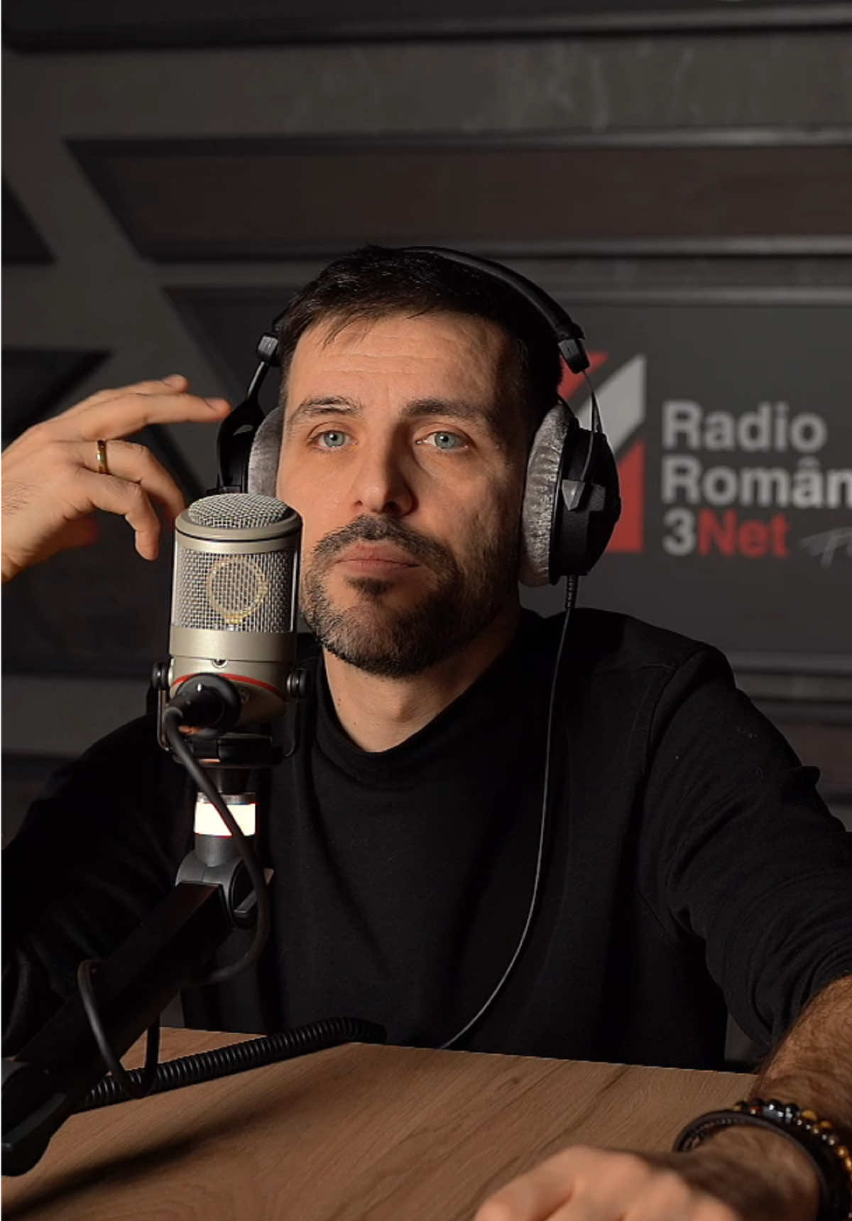 Elias Tadeus a venit la Radio 3Net și ne-a vorbit despre drumul lui în muzică — de la copilărie la cariera de compozitor de film, dirijor și producător. O discuție despre muncă, pasiune și disciplină artistică. 📌 Vezi interviul complet pe YouTube – Radio3Net TV! ••• #eliastadeus #radio3net #radio3nettv 