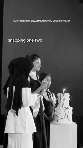 semalem di acara dangdut Awards, mereka gada fto bareng, kegiatan sma sma juga jarang keliatan, tapii kita masii bisa maklumin, mungkin kalian mau lebih private, tapi...... kenapa di acara ultah kk mala mas rakha gada di smpingnya kya tahun semalem?  #basmalahgralind #sweetseventeen #birtdaypartimala #bara #bismillahfyp 