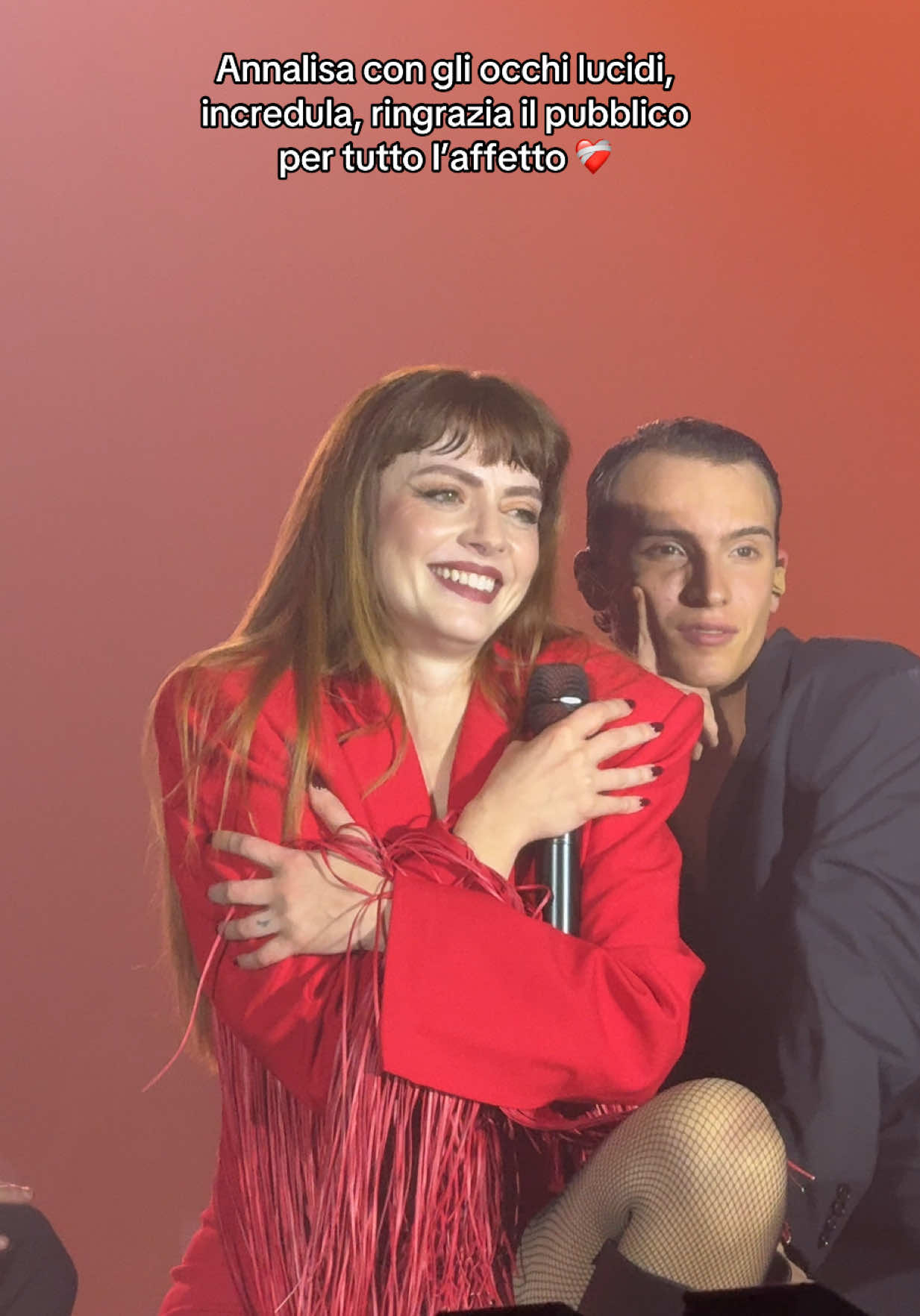 Lei ancora non ci crede ❤️‍🩹 sei la più cucciola @ANNALISA è tutto vero, è tutto vero 🫂 #annalisa #maiosonofuoco #annalisatour #annalisalive 