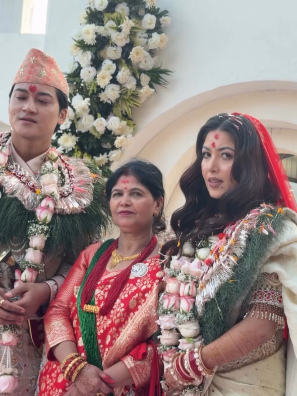 ती आंखामा नटिल्पिलाएका आँसु तर भक्कानो फुटेको मन भिडियोमा स्पष्ट झल्किन्छ। अभिनेत्री पूजा शर्माको विवाहमा भावुक आमाछोरी र यी दुईले थामेको पीडा र आंशु ! #poojasharma #yuddhabaniya #neparazzi #foryou #wedding 