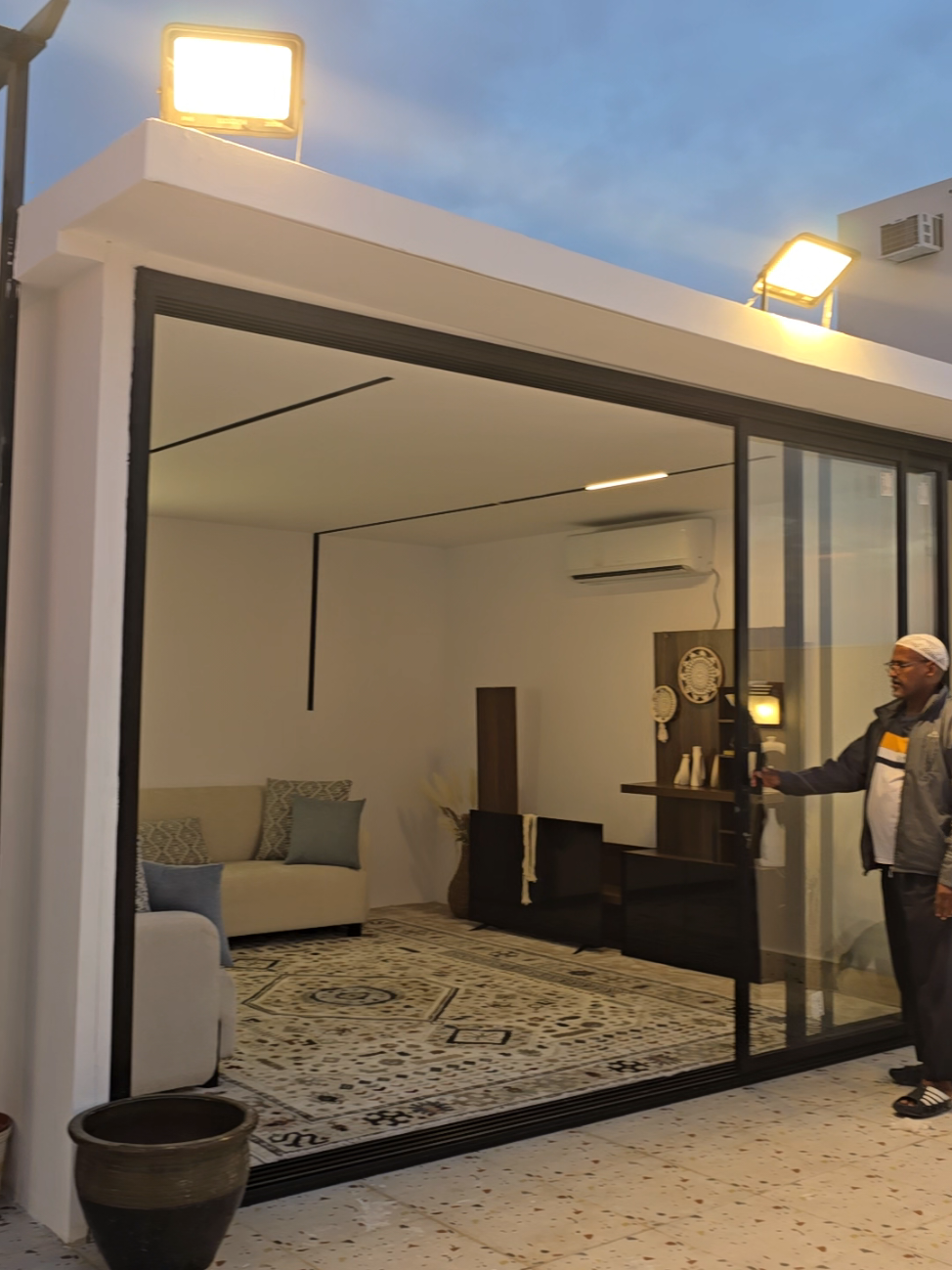 مجلس خارجي من الساندويش بنل في المدينه المنوره سماكة 10سم مع واجهة زجاج متحركة بالكامل الساندويش بنل مكسي من الداخل بالجبس بورد ومن الخارج اسمنت بورد مع مظلات المداخل الرئيسية مجدول البولي ثلين الكوري #تشطيبات #تسليم_مفتاح #راس_الظل #شغلي_وافتخر #ساندويش_بنل 