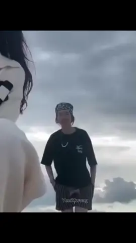 Orm memakai kalung mutiara dan Ling memakai gelang mutiara. Orang-orang mengatakan bahwa Orm memakai sebelas mutiara dan Ling memakai dua puluh tujuh mutiara.  Dan Tanggal lahir mereka (Ling11, Orm27)🫣🫢 info dari (X) #linglingkwong #Ormkornnaphat #LingOrm #lingormforever💍 #LINGORMISREAL 