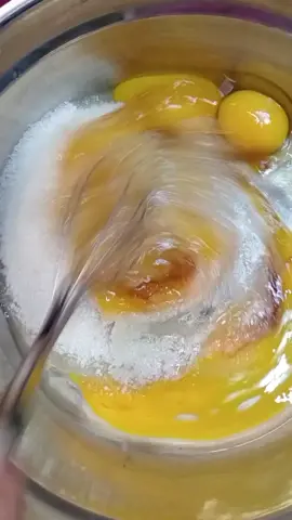 ini adalah salah satu cemilan favoritku,terbuat dari parutan singkong,.enak banget,.wajib recook sih kalau menurutku.,ayo cobain,bikinnya gampang banget.,#resepsimple #fypシ゚ #berandatiktok #cookingathome #fyppppppppppppppppppppppp 