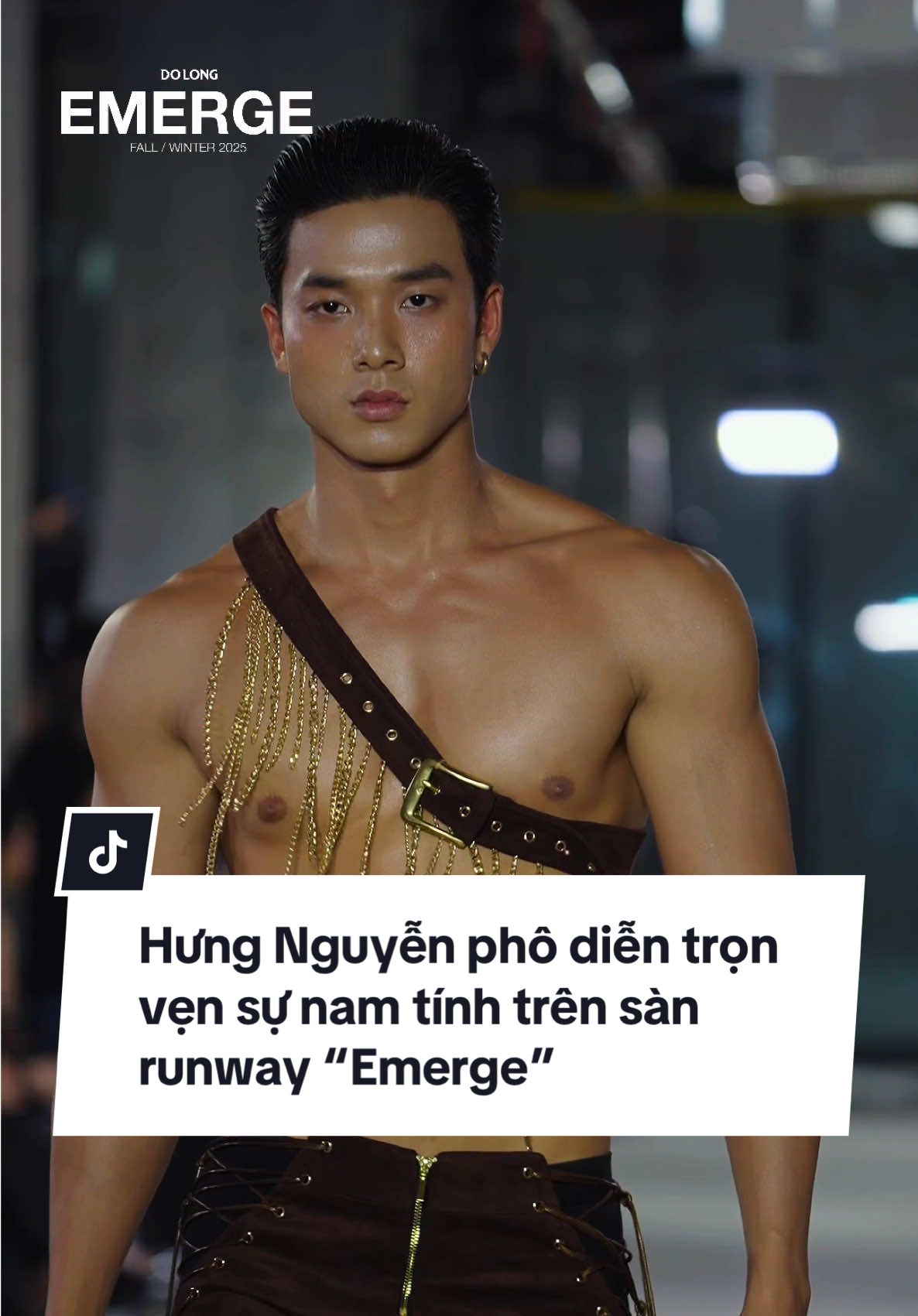 @Hưng Nguyễn (Teacher) phô diễn trọn vẹn sự nam tính trên sàn runway “Emerge”. Từng bước catwalk dứt khoát, ánh nhìn sắc lạnh và phong thái mạnh mẽ hòa quyện với nền nhạc của @MEW AMAZING, tạo nên khoảnh khắc bùng nổ đầy cuốn hút. Video: @RainDinhquayphim.Official  #DoLong #EmergeFashionShow2025 #DoLongFashionShow2025 #MewAmazing #Cmazor                   