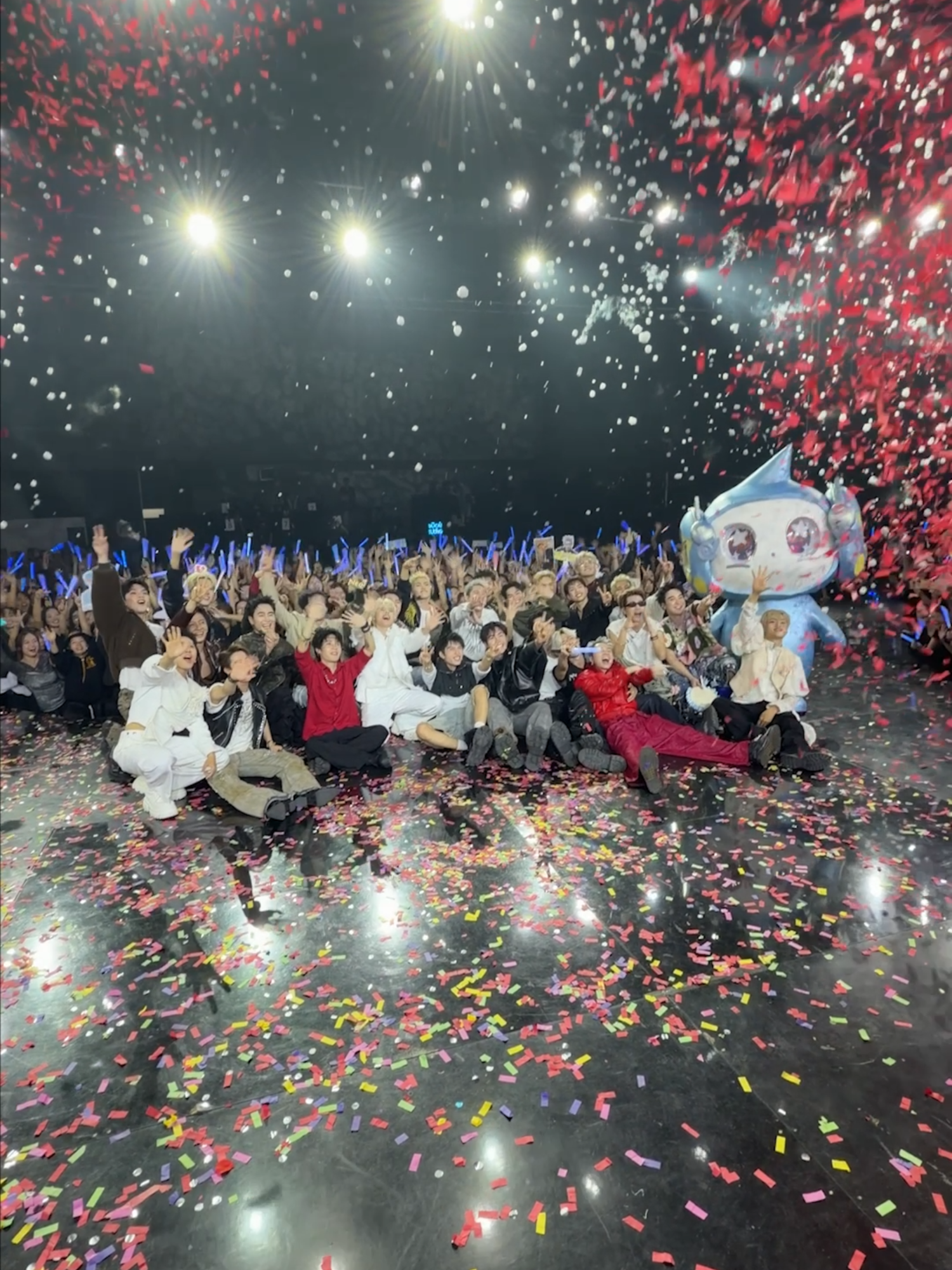 Dù hành trình này sắp khép lại nhưng những điều chúng ta đã cùng nhau trải qua vẫn sẽ còn mãi trong tim. Cảm ơn vì tất cả chúng ta đã chọn đồng hành cùng nhau trên chặng đường này. Hẹn gặp cả nhà tại concert Anh Trai “Say Hi” 2025 nhé! ^^ #AnhTraiSayHi #ATSH #AnhTraiSayHi2025 #DatVietVAC #VieON #VieChannel #TikTokGiaiTri