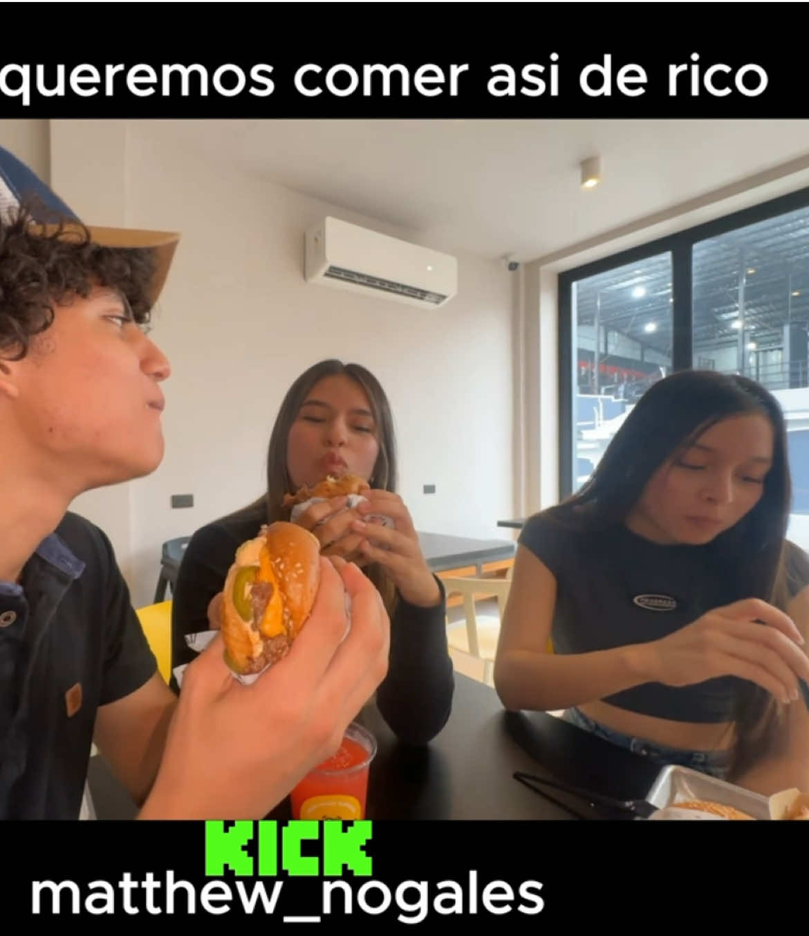 Matthew comiendo bien acompañado 😌#paratiiiiiiiiiiiiiiiiiiiiiiiiiiiiiii #foryou #viral #santodomingo @Matth.. 