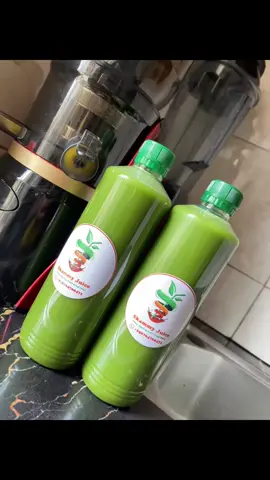 Let’s cut some leafy vegetables instead 🤝 Green detox juice at home  #greenjuice #juicecleanse #greendetox #healthyjuice #skammyjuice 