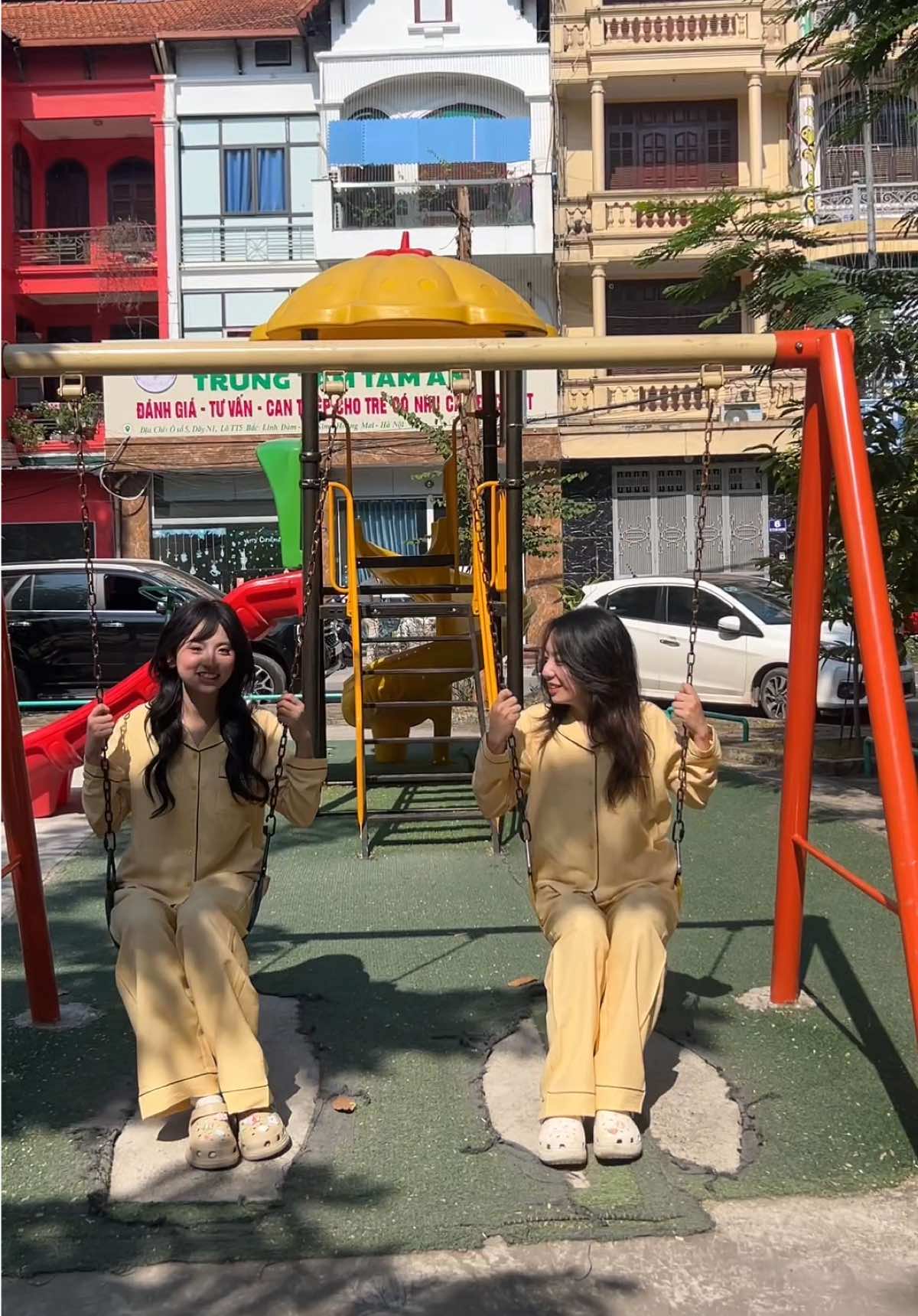 Dắt nhau đi mua nước nhưng mắc tạt ngang tạt ngửa lắm cơ 😂 Trò vui thì hay ở cuối. May cái quần chắc chắn chứ không thì ê hề 🤡 #hidroshop68 #pijama #besties 