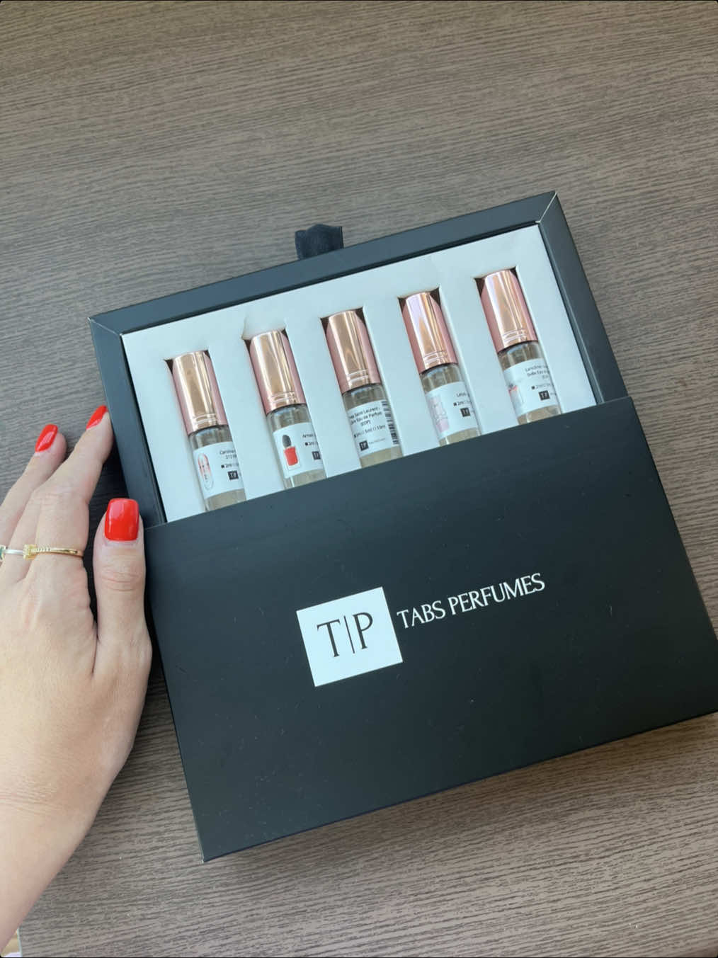 Bah, gurias, vou ser bem sincera: comprar perfume às cegas é um tiro no escuro, viu? 😅  A gente acha que vai amar, chega em casa e pá, não era nada daquilo. Por isso que eu sempre digo: testa antes! 💛 Com os decantes da tabs perfumes, tu experimenta as fragrâncias que tá curiosa sem gastar horrores e só investe no frasco grande quando tiver certeza que combinou contigo. É economia, é praticidade e é garantia de acerto! ✔️ 🏷️KELI10 no site! 🩷 https://tabsperfumes.com.br/ #perfumetok #perfumes #perfumetiktok parceria :)