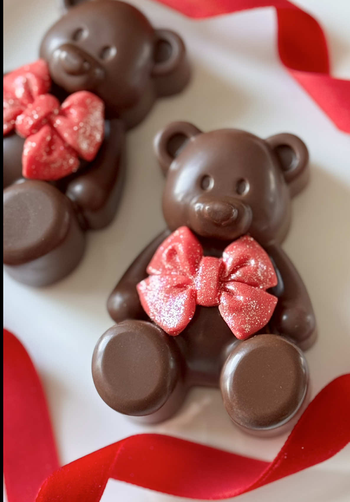 Sharing the sweetest little marshmallow bears 🤍🧸🍫✨ Chocolate-covered marshmallows have become incredibly popular. Many chefs, patisseries and boutiques now offer their own versions in different shapes and flavours — and I completely understand why. They’re nostalgic, delicious, and so fun and easy to make 🐻 You can make them in any shape you like. I also tempered the chocolate for that perfect snap, so you’ll find the easy steps below 🤍 And yes — I made the marshmallow mass in my @kenwood_uk Cooking Chef XL. It weighed everything directly into the bowl, heated to the exact temperature, and switched attachments for me. It honestly makes the whole process so quick and effortless 🤍 A cute little treat that looks impressive but is genuinely very easy to make. I hope you give them a try! 🍫🤍✨ RECIPE 🧸🤍✨ INGREDIENTS: 24 g gelatine powder (220 bloom) 144 g water (to bloom gelatine) 400 g sugar 120 g water (for syrup) 10–16 g vanilla paste 120 g liquid glucose / inverted syrup / corn syrup METHOD: 1.  Mix with water and gelatine, refrigerate 5–10 min. 2.  Combine sugar + water + vanilla + glucose → boil to 115–120°C. 3.  Add bloomed gelatine to sugar syrup, mix on low to combine. 4. Whip on high speed for 6–10 min until thick and glossy. 5.  Pour into a greased, dusted tray. Dust on top. Set for 6 hours or overnight. Alternatively, you can fill silicone moulds that have been coated with tempered chocolate, let the marshmallow set inside, and then seal the top with more chocolate. 6.  Cut into shapes, dust in icing sugar/corn starch. Or, if you used chocolate-coated moulds, simply de-mould your marshmallows once set and decorate as desired. Chocolate Tempering: Melt 160 g of milk chocolate to 45-50C, then 40 g callets, and stir until it cools to 29–30°C. Use in your moulds, add the marshmallow, and seal with more tempered chocolate. Use VIKTORIS to get your Cooking Chef XL and get: ✨ 3 FREE attachments + 20% off extra attachments ✨ FREE decorating kit (for the first 100 customers!) ✨ FREE Italian Meringue Macaron Course & 15 FREE ganache recipes (DM me to get access) My promo code works across Kenwood Europe! 🙌 Let’s make nice homemade food together 🤍