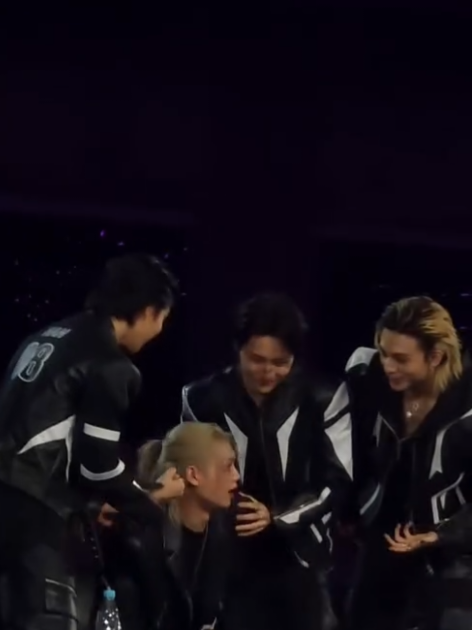 061225 They were just about to sit down when the MC announced Felix won the Grand Presence Award~ everyone was so shocked and immediately stood up proudly for him! 🥺🥺🫂🫂 FELIX GRAND PRESENCE AWARD #FELIX_GrandPresence_2025AAA #StrayKids #Felix #필릭스  #AAA2025_KAOHSIUNG 📽.supiisland