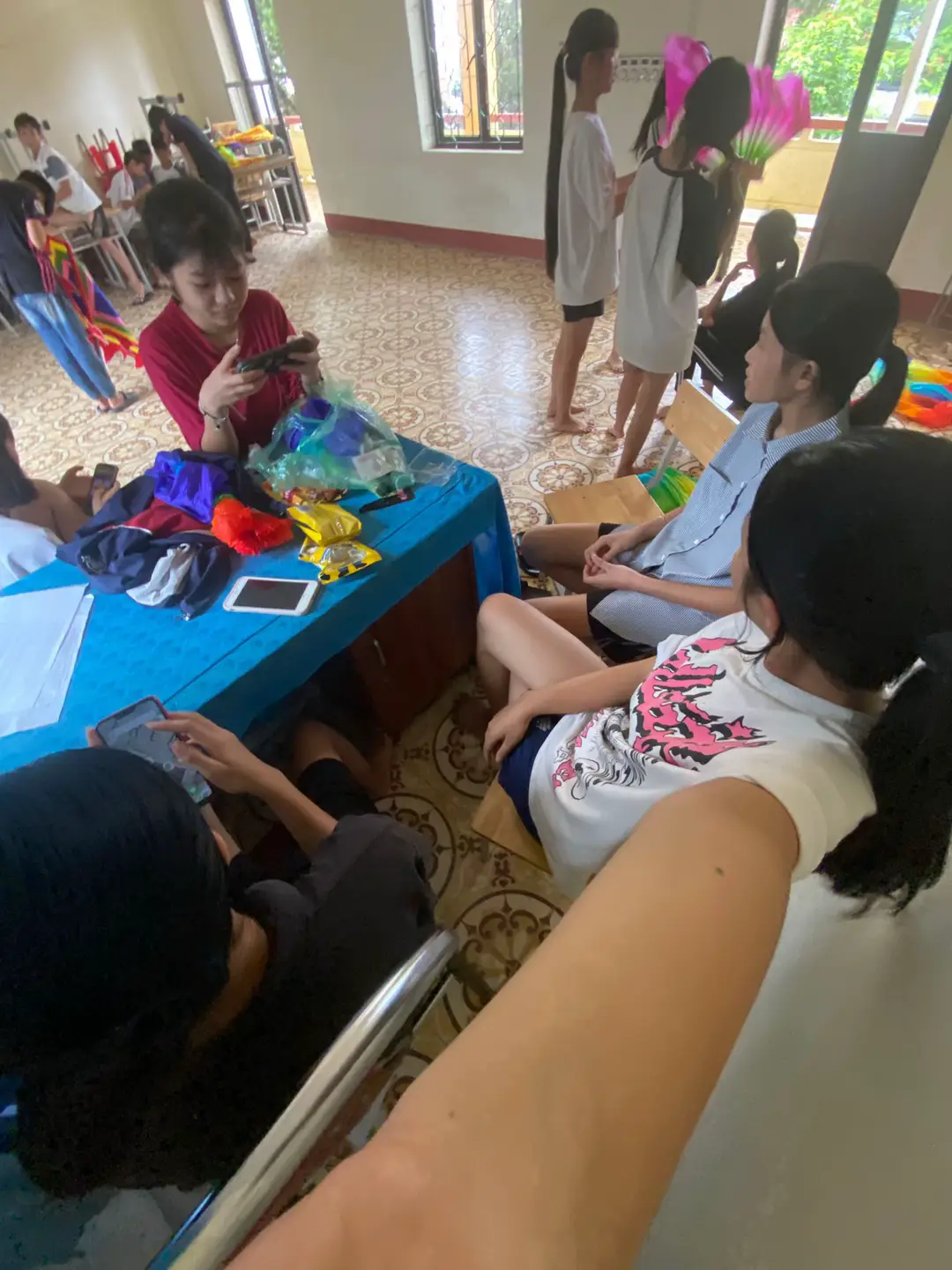 sau này chúng ta gặp nhau khó rồi,mỗi người một nơi,người học tiếp c3,người học nghề.Thời gian gặp nhau cũng chỉ dịp lễ hay dịp tết,chúng ta không còn thấy nhau đông đủ như mỗi buổi sáng, layy mif tôm lên lớp nấu ăn lấy chăn lên lớp ngủ không còn cùng nhau cả lũ con gái ngồi cùng nhau tiết thể dục nói xấu cả trường nữa:))khong còn tị nhau từng tí một,”bọn con gái bọn t làm r chúng m đi mà rửa bát”và k lo sợ tiết sinh hoạt cuối tuần nữa:)) thật may mắn khi chúng ta gặp được nhau, được làm bạn của nhau. Cảm ơn vì đã là một phần thanh xuân