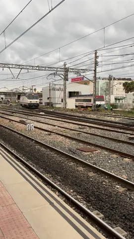 Renfe 252 aislada con destino Valencia-Nord para cargar un servicio Intercity con destino Barcelona-Sants#aaaaaaaaaaaaaaaaaaaaaaaaaaaaaa#valencia#parati#foryou#paratiiiiiiiiiiiiiiiiiiiiiiiiiiiiiii  