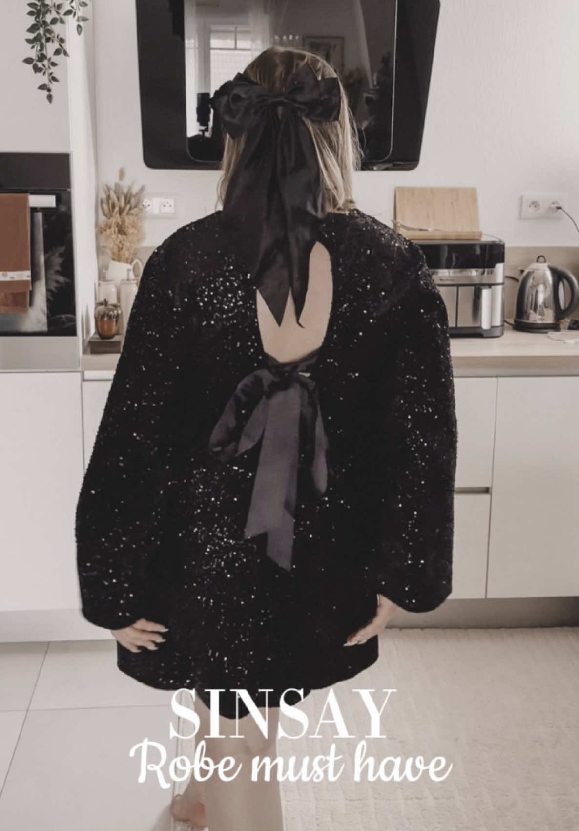 Robe de Noël must have de chez @sinsay. Elle est juste INCROYABLE ! 🖤 #christmasoutfit #robe #dress #christmas #christmasdress 