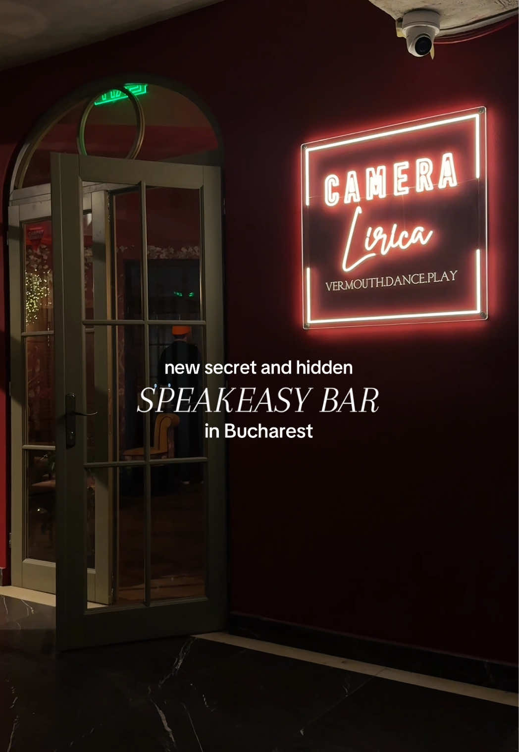 📍Camera Lirică 🍹Cel mai nou speakeasy bar din București! Ascuns la etajul 5 al unei clădiri complet renovate din centru. @Camera Lirica  🍸 Aici cocktailurile au accent pe vermut, rețete gândite ca niște mici ritualuri nocturne. 🌺 Preferatul meu a fost Pandan Noir, un cocktail catifelat, cu aromă de fructul pasiunii și note citrice. 🎧 Spațiul e intim, eclectic, cu seri tematice: live DJ, tarot nights unde am auzit ca e super cool, și un vibe care te face să uiți de griji și să te bucuri de o experiență aparte.  🎉 Și da, sunt deschiși și pentru evenimente private sau chiar închirierea întregului spațiu, dacă vrei să organizezi ceva cu totul diferit. ❤️‍🔥 Iar acum fii pe fază. Ajungi aici într-un singur fel: Str. C-tin Mille 18. Intri în clădire și în hol te întâmpină un candelabru imens din cristale. Acolo găsești liftul. Urcă până la etajul 5 și ai nimerit perfect. Cheers!🥂 #cocktailbar #notforunder18 #nightout #bucharestnights #bartending 
