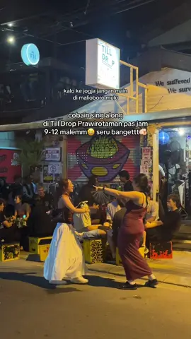 tiap hari genrenya beda2 kalo ini hari jumat 90s & 2000s songs gitu seru bgttt live musicnya 📍Till Drop Prawirotaman #jogjaplacetogo #prawirotaman #tilldrop #fakebodyy⚠️ 