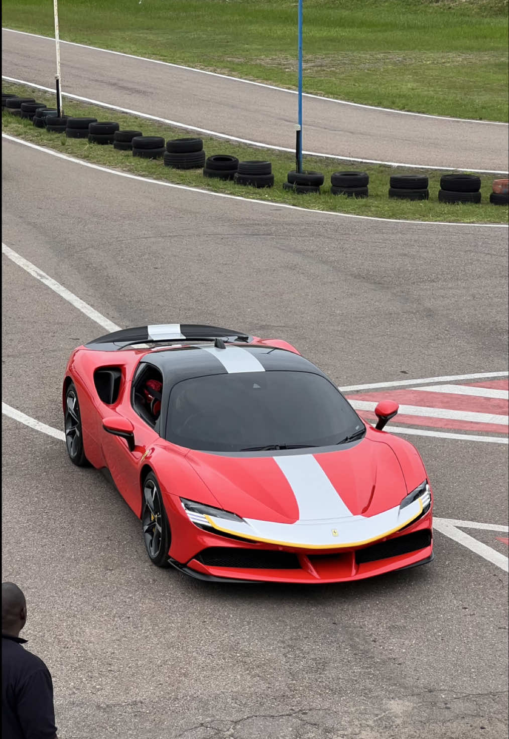 SF90🇲🇿#dailystreetcars #fyp #viral #carspotting #ferrari 