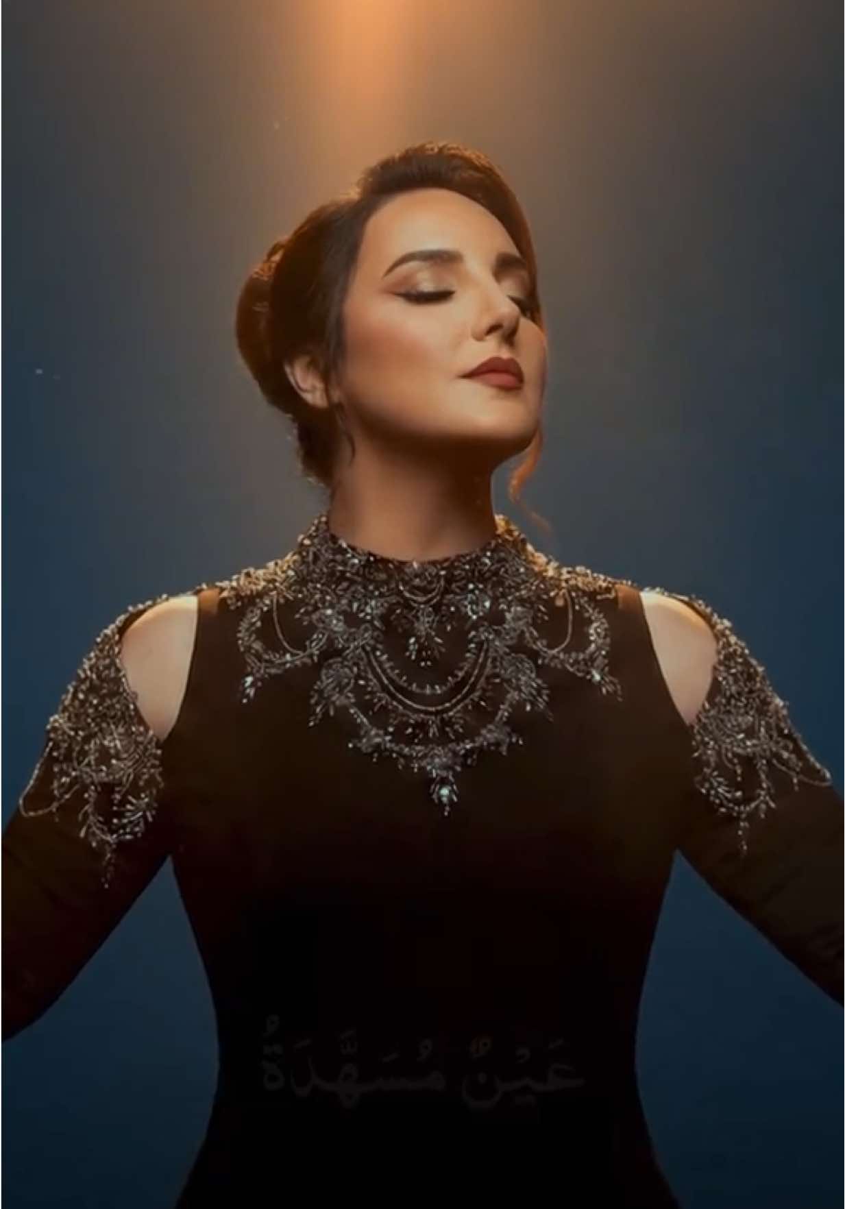 ألم على ألمٍ وقلبي مغرمٌ وهوىً يزيد ودمعة تتألّقُ ✨💔 #ولاء_الجندي #المتنبي #شعر