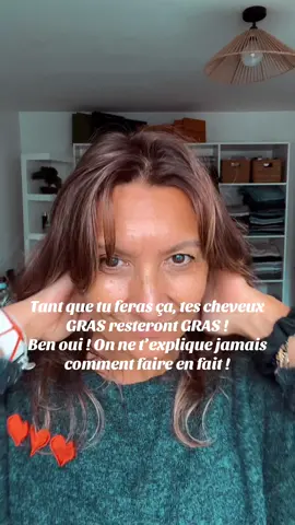 Tu te laves les cheveux… mais ton cuir chevelu regraisse encore en 24h ? C’est normal : quand il est agressé, il produit plus de sébum pour se défendre. La solution, ce n’est pas de laver plus souvent. La solution, c’est de rééquilibrer. Tant que tu feras ça… tes cheveux gras resteront gras. Et oui, personne ne t’a jamais expliqué comment corriger ça correctement. 1️⃣ Pré-shampoing purifiant doux Il détoxifie sans décaper, calme les démangeaisons et aide à espacer les lavages. Avec des actifs comme le charbon naturel, l’acide salicylique végétal ou des extraits botaniques… Il retire pollution, résidus, silicones et excès de sébum. 2️⃣ Shampoing rééquilibrant non décapant Il nettoie en profondeur grâce à des tensioactifs doux + des extraits comme : • menthe verte (fraîcheur + micro-circulation) • thé blanc (antioxydant + régulateur) • huile légère de graines (nutrition sans alourdir) 3️⃣ Hydratation légère Pour éviter l’effet “racines grasses / pointes sèches”. Les cheveux gras sont souvent… déshydratés. Mise sur l’aloe vera, l’acide hyaluronique et les protéines végétales. 4️⃣ Une huile ultra-concentrée Une huile riche en omégas + vitamines pour renforcer la fibre, réguler le cuir chevelu et protéger de la casse. 5️⃣ La technique (le game changer) ✔️ double shampoing ✔️ temps de pose sur le premier ✔️ massage doux (pas de griffes) ✔️ rinçage très long — ça change tout Résultat : un cuir chevelu qui respire, un sébum régulé et des cheveux qui restent frais plus longtemps. Tu veux que je te crée ta routine personnalisée selon tes cheveux ? Écris-moi « routine » ✨  #pourtoiii #routinecheveux  #cheveuxgras  #cheveuxlongs #conseilscheveux 