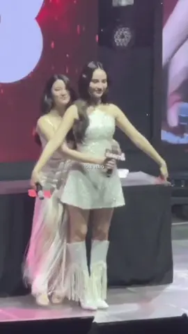 Câu chuyện Phi Nong của ngày hôm nay kiểuuu :  Anh MC: đi qua đây tr nha, (đọc cái bảng fan ghi bên dưới ảnh lựa đúng  cái bảng ghi) Các bạn vẫn là chị em đúng không? Yes or No?  🐒: Ahhhh  🦙: Bé nghĩ sao 🐒: Anh đọc mỗi cái bảng đó thôi á hả, có rất nhìu tấm bảng ở đây sao anh đọc có mỗi tấm đó vậy( ý là ng ta đang hỏi con mà con dí ngược lại ng ta là sao z Jay🙄 sao hồi đó mình Phi Nong dữ lắm mà h con hog tl như vậy nữa🤣)  #GinJay #JayGin #ginnynatnicha #aangelinaass #funnyvideos 